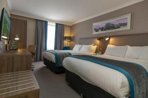 诺丁汉假日诺丁汉酒店的酒店客房设有两张床和电视。
