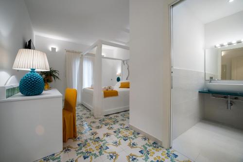 卡斯泰拉马莱COCCIU D’AMURI的带淋浴和盥洗盆的浴室以及一间卧室