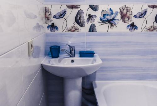 切尔诺莫斯克Apartment on Parkova, 4的白色的浴室设有水槽和浴缸。