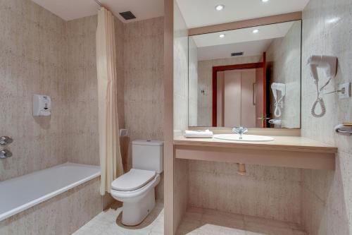 罗列特海岸Hotel Gran Garbi Mar & AquaSplash的一间带卫生间、水槽和镜子的浴室