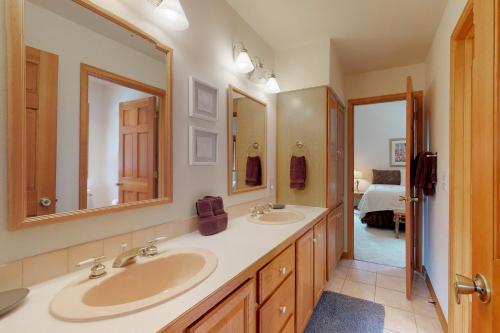 埃斯蒂斯帕克Mountain Splendor的浴室设有2个水槽和2面镜子