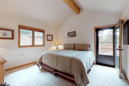 埃斯蒂斯帕克Mountain Splendor的一间卧室设有一张床和一个大窗户