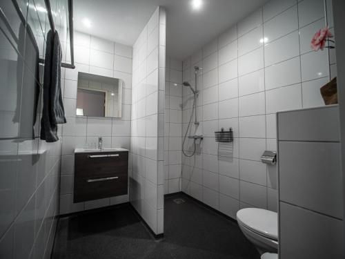 韦亨B&B bij de 3 linden的白色的浴室设有卫生间和水槽。