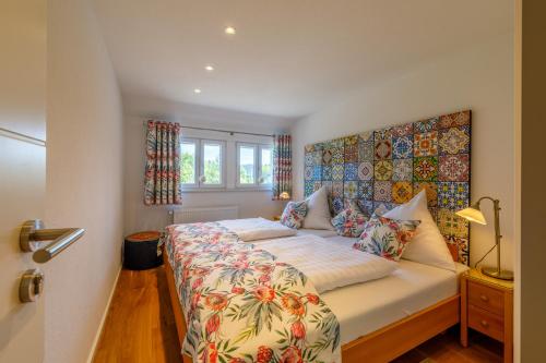 施卢赫湖La Felicita 7的一间卧室配有一张带花卉床罩的床