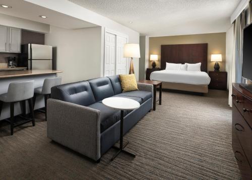 贝尔维尤Residence Inn by Marriott Seattle/Bellevue的酒店客房设有一张沙发和一张床
