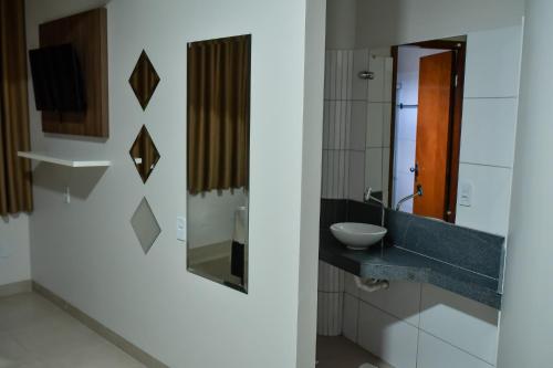 Paraíso do TocantinsTangará Hotel的一间带水槽和镜子的浴室