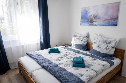 黑尔戈兰岛黑尔戈兰维特克利夫酒店的一间卧室配有一张带蓝色毛巾的床
