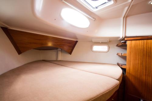 Jacht motorowy Nautika 1000 VIP客房内的一张或多张床位