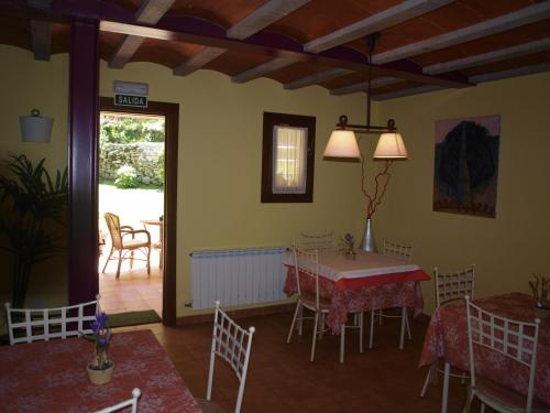里瓦德塞利亚Bajo Los Tilos的一间带桌椅的用餐室和一个庭院