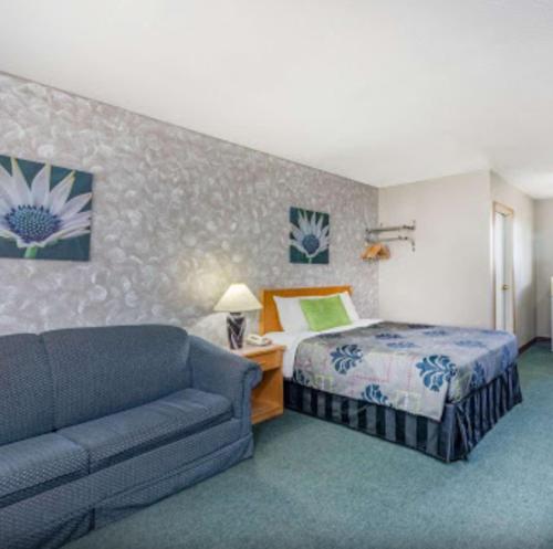 纳尔逊堡Almada Inn的酒店客房,配有床和沙发
