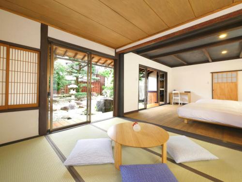 TakekaraNIPPONIA HOTEL Takehara Saltworks Town的一间卧室配有一张床和一张桌子