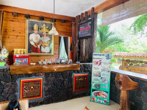 班达楠榜Nuwono Tasya Syariah的一间设有石墙和柜台的餐厅