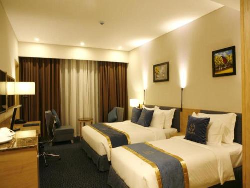胡志明市Ciao SaiGon Hotel & Spa的酒店客房配有两张床和一张书桌