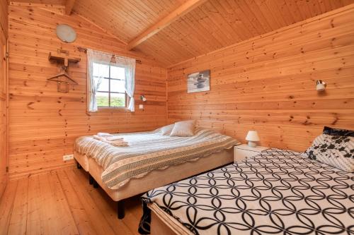 Vopnafjörður瑟莱克斯黛德尔农场假日酒店的小木屋内一间卧室,配有一张床