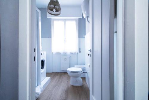 索里Sapore di Sori New Apartment的白色的浴室设有卫生间和窗户。