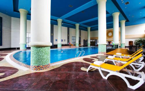 成都成都望江宾馆的游泳池,酒店内设有椅子和游泳池