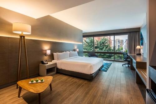 波哥大Holiday Inn Express Bogotá - Parque La 93, an IHG Hotel的酒店客房设有一张床和一个大窗户