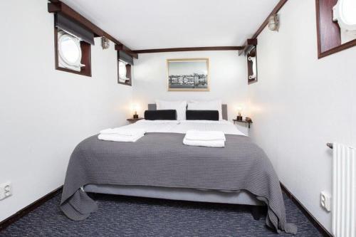 斯德哥尔摩Mälardrottningen Yacht Hotel的一间卧室,卧室内配有一张大床