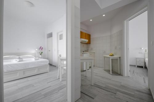 纳克索乔拉Soula Naxos的白色卧室配有床和书桌