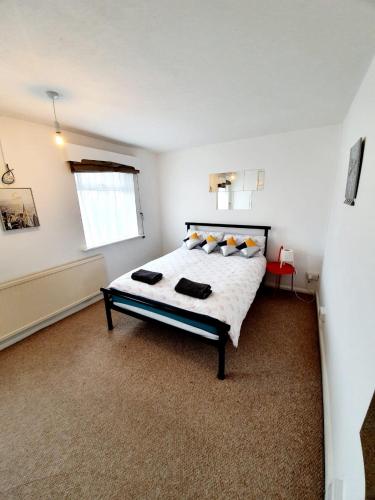 雷利Rayleigh Town Centre 2 Bedroom Apartment的一间白色客房内的床铺卧室