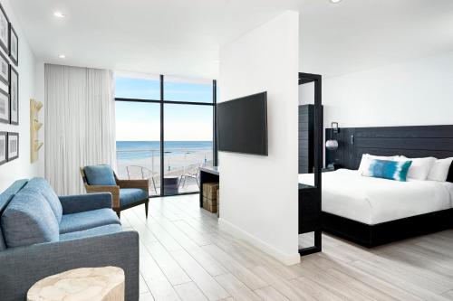 朗布兰奇Wave Resort的酒店客房设有床和客厅。