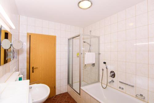 Hotel Bohn的一间浴室
