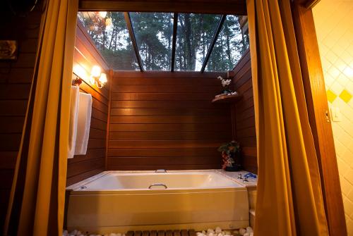 特雷索波利斯布罗梅里亚萨比亚旅馆的带浴缸的浴室和窗户