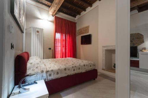 都灵Perla al centro di Torino - next Mole的一间卧室配有床和红色窗帘