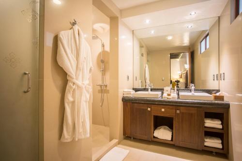 普埃布拉Casona de los Sapos Hotel Boutique的一间带两个盥洗盆和大镜子的浴室