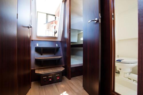 维尔卡瑟Jacht motorowy Platinum 989 Flybridge的一间带卫生间和水槽的小浴室