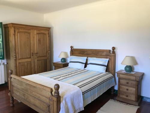 Várzea Ovelha e AliviadaQuinta do Ladário的一间卧室配有木床和2个床头柜