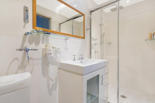 纳鲁马Anchors Aweigh - Adult & Guests Only的白色的浴室设有水槽和淋浴。