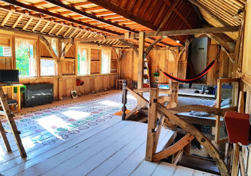 吉利美诺小兔子树旅舍的大型客房铺有木地板,设有木制天花板。