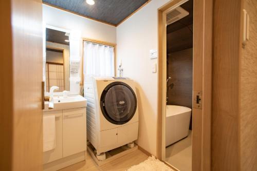 姶良市照宿 Terasu yado的一间带水槽和洗衣机的浴室。