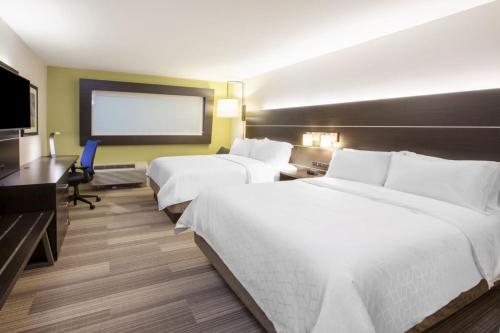 圣何塞Holiday Inn Express & Suites - San Jose Airport, an IHG Hotel的酒店客房设有两张床和一台平面电视。
