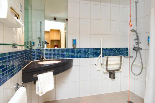 赫默尔亨普斯特德快捷假日赫默尔亨普斯特德酒店的带淋浴和盥洗盆的浴室
