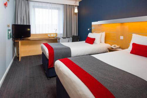 赫默尔亨普斯特德快捷假日赫默尔亨普斯特德酒店的酒店客房设有两张床和一台平面电视。