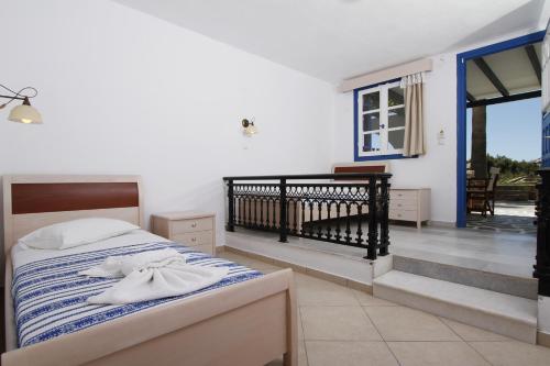 圣安娜纳克索斯Stella Naxos Island的一间卧室配有一张床,床上有毛巾