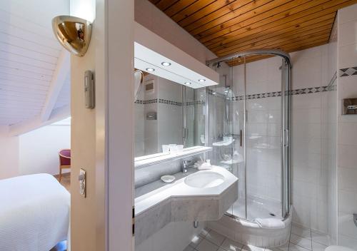 Hôtel des Bains de Saillon的一间浴室