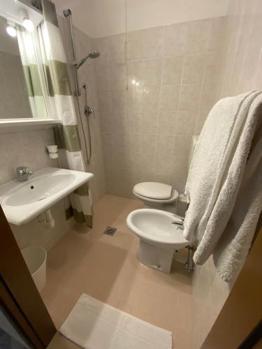 卡奥莱Giovanna Rooms的一间带卫生间和水槽的浴室