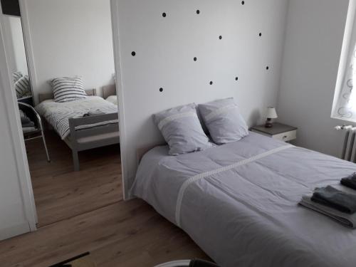 Savigny-LévescaultLe Corto的白色卧室配有床和椅子