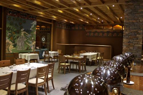 帕罗纳克斯尔精品酒店&Spa的用餐室配有桌椅和灯