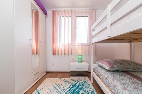罗波里卡Selina Ferienwohnung的一间卧室配有双层床和窗户。