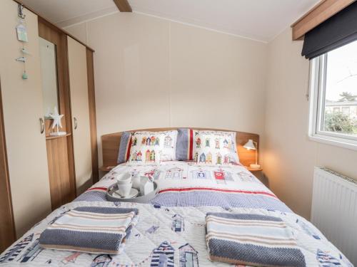 多佛尔Moonstone Lodge的一间卧室配有一张桌子和一张床铺