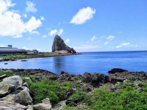 Lanyu蘭嶼小島觀海旅宿的海洋中部的岩层