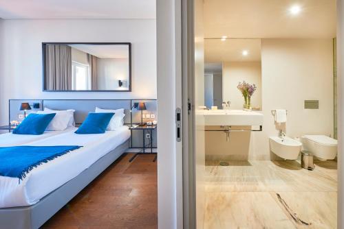 里斯本里斯本五星公寓 - 8号楼的一间酒店客房 - 带一张床和一间浴室