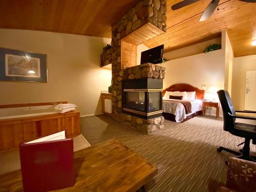 佩森雄山旅馆的酒店客房在卧室内设有石制壁炉
