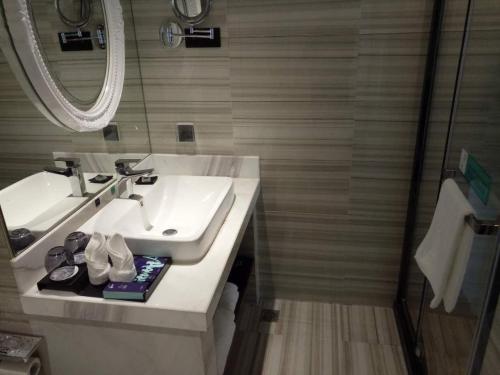 杭州希岸酒店杭州萧山机场店的一间带水槽和镜子的浴室