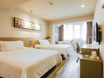 JinJiang Inn Hangzhou Road subway station Xiasha High Fashion Hotel客房内的一张或多张床位