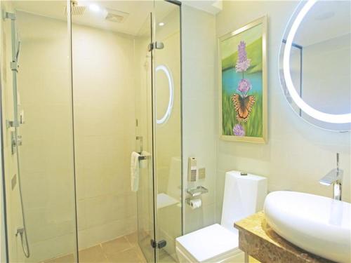 贵阳麗枫酒店·贵阳花果园财富广场店的一间带水槽和玻璃淋浴的浴室